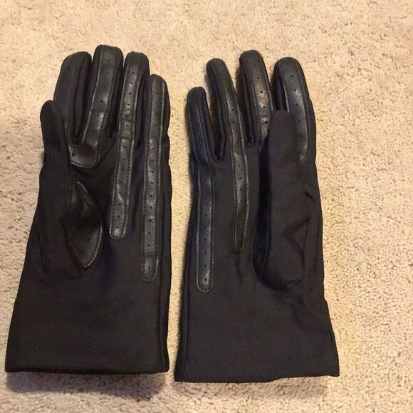 isotoner womens Spandex Shortie Touchscreen Gloves - Waterproof Winter Gloves - Picture 2 of 5